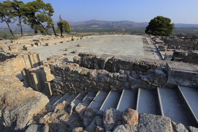 Phaistos'un Minos arkeolojik alanı. Kuzey kanadından merkez avluya bakış. Merkez avlu, Minoen sarayının temel bir mimari unsuruydu. Bu, etrafına farklı kanatların yerleştirildiği bir çekirdektir. Bu merkezi mahkeme, M.Ö. by Minoan