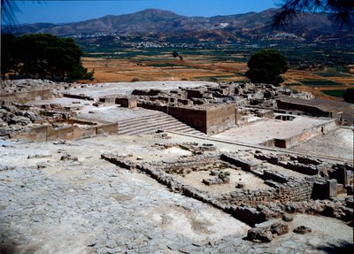 Minos uygarlığı: Phaistos (Festos) sarayının batı kanadının görünümü MÖ 1950-1700. Phaistos, Girit by Minoan