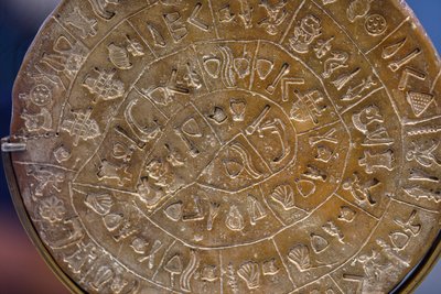Phaistos diski. Bir sarmal (A tarafı) içinde düzenlenmiş sembolik işaretler, MÖ 17. Yüzyıl Başları by Minoan