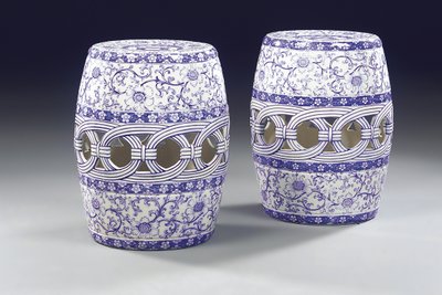 Bir çift mavi beyaz bahçe koltuğu, c.1860 by Mintons Ltd