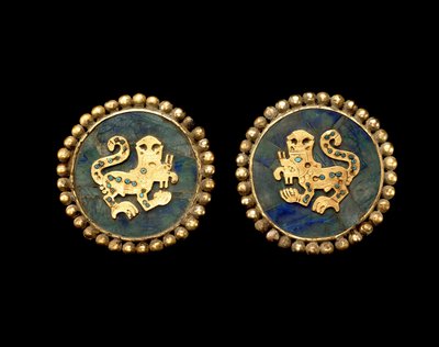 Doğaüstü Bir Kediyi Betimleyen Kulak Süsleri Çifti by Moche Moche
