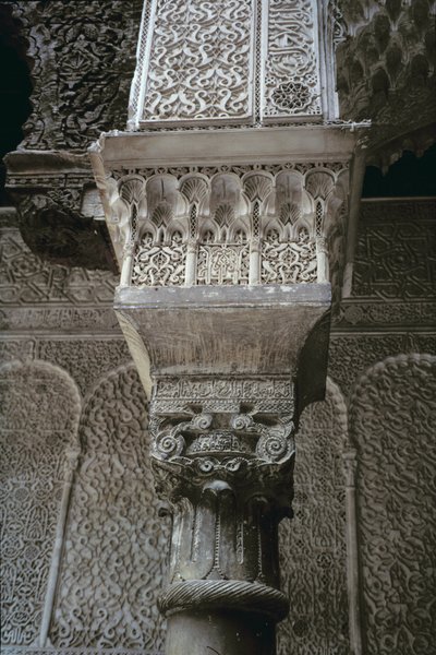 1565 yılında Saadianlar tarafından inşa edilen ana avludan sütun başlığı (sedir ağacı ve sıva işi) by Moroccan School