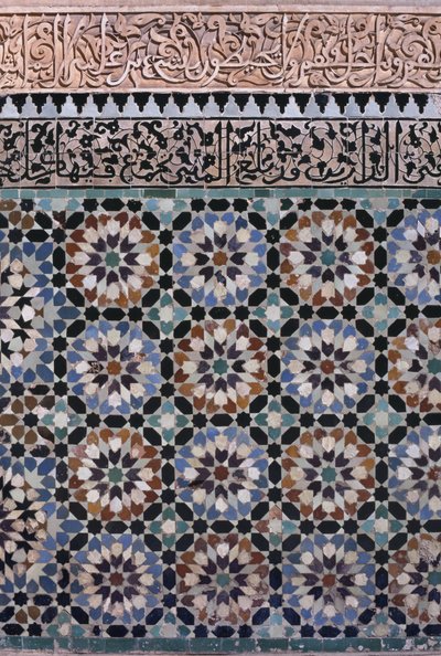 1565 yılında Saadianlar tarafından inşa edilen ana avlu duvarı, detay (zellij çini ve alçı işi) by Moroccan School