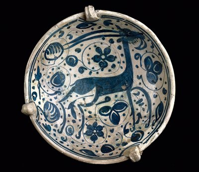 Sanat mudejar: seramik fincan azul, Paterna, Manises (Hispano-Mağribi tarzı) bir geyiği ile süslenmiştir. 14. veya 15. yüzyıl Barselona. Barselona Seramik Müzesi, İspanya by Mudejar School