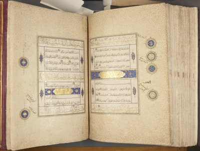 Fol 311 verso 312 recto, Timurlu Kuran, 1441 (kağıt üzerinde mürekkep ve altın) by Muhammad Mumin Abdallah Al Murwand