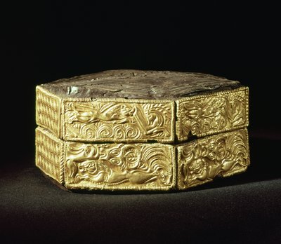 Hayvanlarla süslenmiş altıgen pyxis, Grave V, Grave Circle A, Mycenae (ahşap ve altın) by Mycenaean