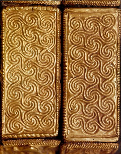 Miken sanatı: Altın yapraklarla kaplı ahşap bir kasetin detayı, Mycenes mezarından spiral dekorlar. 16. yüzyıl M.Ö. Atina, Ulusal Arkeoloji Müzesi by Mycenaean