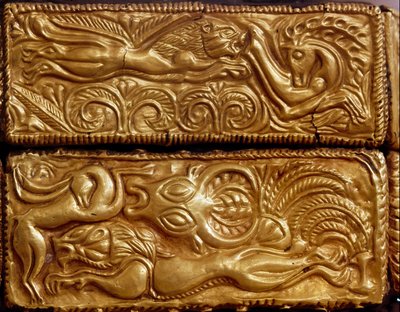 Miken sanatı: “Ormanda geyik avlayan aslan””” Mycenes mezarından altın yapraklarla kaplı ahşap bir kasetin detayı. 16. yüzyıl M.Ö. Atina, Ulusal Arkeoloji Müzesi by Mycenaean