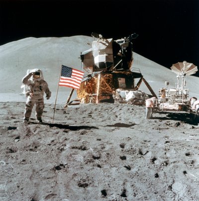 Astronot James Irwin 1930-1991, 1971'de Ay'ı selamlıyor. by NASA Images