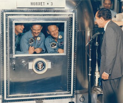 [Başkan Richard M. Nixon, USS Hor Kurtarma Gemisindeki Apollo 11 Astronotlarını Karşılıyor..., 1969. by NASA Images