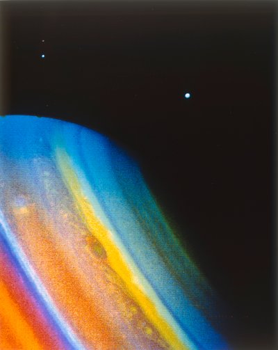 Voyager 2 uzay aracından görülen Satürn ve uydusu Dione. by NASA Images