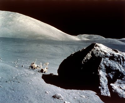Rover, ay yüzeyinde dev bir kaya tarafından cüce, Apollo 17 görevi, Aralık 1972. by NASA Images