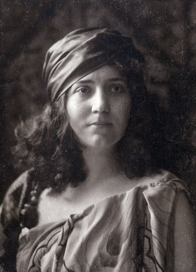 Lea Pirou saçını tutan bir türban by Nadar