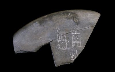 Yazılı taş kase parçası, MÖ 3285 dolayları (oyulmuş silttaşı) by Naqada I Period Egyptian