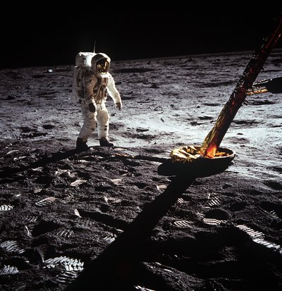 Buzz Aldrin, Ay Modülünün ayağının yanında, Apollo II görevi, Temmuz 1969. by Neil Armstrong