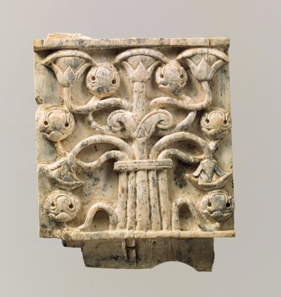 Stilize ağaç ile kabartmalı mobilya levhası, MÖ 8.-7. yy. (fildişi) by Neo Assyrian