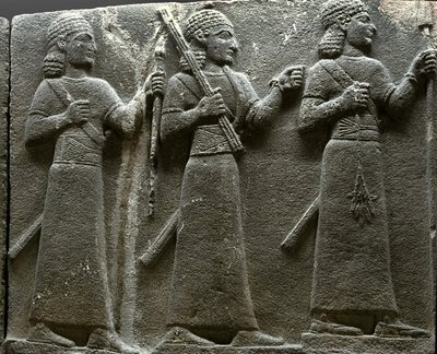 Türkiye taşından Hitit saray görevlilerini gösteren kabartma by Neo-Hittite