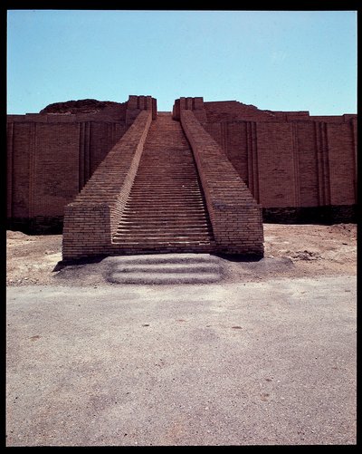 Yeniden inşa edilmiş zigguratın merdiveninin görünümü, MÖ 2050 by Neo Sumerian