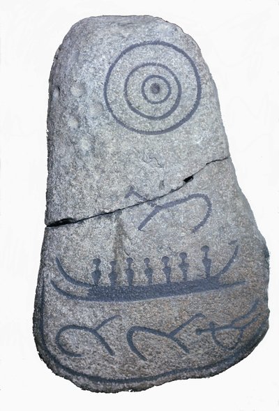 Bir gemi, Neolitik dönemden kalma bir fresk olan Runik Taş üzerine çizim yapıyor. Kopenhag Ulusal Müzesi. Danimarka. by Neolithic Neolithic