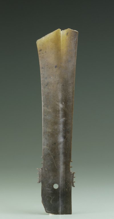 Çatallı keski (zhang), Qijia Kültürü, MÖ 2500-2000 dolayları (yeşim) by Neolithic Period Chinese School
