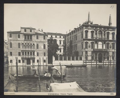 Venedik Venezia'da bir palazzo'nun dış görünümü - Palazzo Tiepolo (nesnedeki başlık) by Neue Photographische Gesellschaft