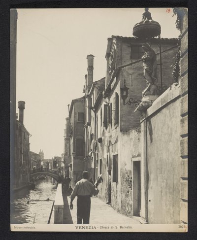 Kade langs de Chiesa di San Barnaba te Venetië Venezia - Chiesa di S. Barnaba (nesnedeki başlık) by Neue Photographische Gesellschaft