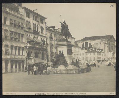 Riva degli Schiavoni te Venetië, Victor Emmanuel II van Italië ile bir araya geldi Venedik - Riva degli Schiavoni ve Anıtı. V. Emanuele (nesne üzerindeki başlık) by Neue Photographische Gesellschaft