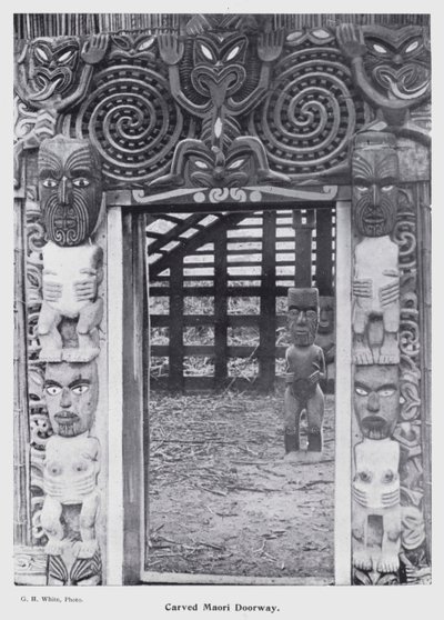New Plymouth, Yeni Zelanda: Oymalı Maori Kapısı (s/b fotoğraf) by New Zealand Photographer