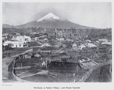 New Plymouth, Yeni Zelanda: Bir Yerli Köy olan Parihaka ve Egmont Dağı (s/b fotoğraf) by New Zealand Photographer