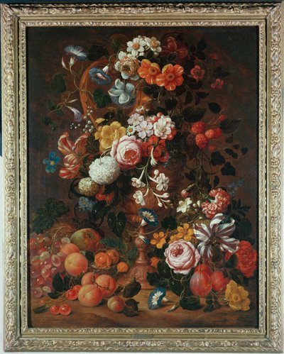 Yakınlarda üzüm, erik ve şeftali bulunan heykelli bir vazoda güller, dahlias, kıvrım, lale ve diğer çiçekler by Nicholaes van Verendael