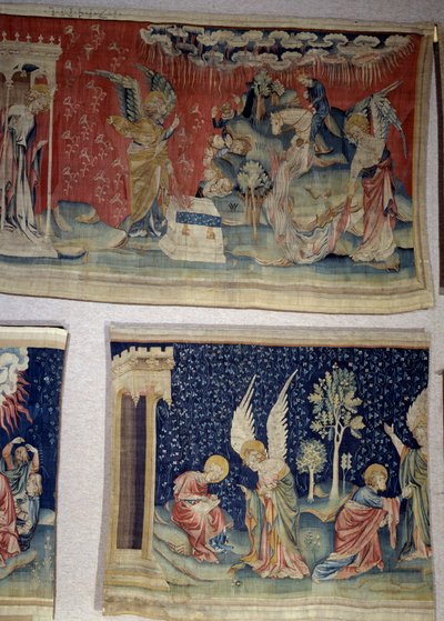 ಹ್ಯಾಂಗಿಂಗ್ ಆಫ್ ರೆವೆಲೆಶನ್ (1373-1383), ಎನ್. 61: ಐದನೆಯ ದೇವದೂತನು ತನ್ನ ಬಾಟಲಿಯನ್ನು ಬೀಟೆಯ ಟ್ರೋನ್ ಮೇಲೆ ಸುರಿದನು, ಆರನೆಯದು ಯುಫ್ರಟಿಸ್ ನದಿಯ ಮೇಲೆ ಖಾಲಿಯಾಗಿತ್ತು. ಕೆಳಗೆ, ಎನ್. 70, ಸೇವೆಯ ಒಡನಾಡಿ ಸೇಂಟ್ ಜಾನ್‌ಗೆ ನಿರ್ದೇಶಿಸುತ್ತಾನೆ ಮತ್ತು ದೇವರನ್ನು ಪೂಜಿಸುವಂತೆ ಸಲಹೆ ನೀಡುತ್ತಾನೆ ಮತ್ತು ಅ by Nicolas Bataille