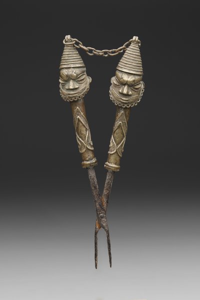 Oshugbo Society ritüelleri için figürlü maşa (dökme bakır alaşımı ve demir) by Nigerian Nigerian