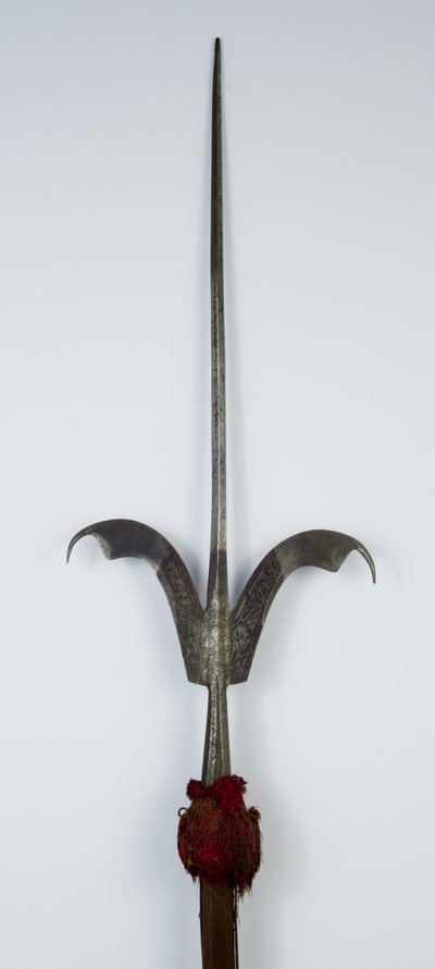 Friuli Spear (çelik, ahşap ve yaldız izleri olan kumaş) by Northern Italian School