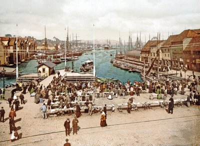 Fisketorget, Bergen, birahane. yaklaşık 1900 by Norwegian Photographer