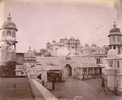 Ön planda giriş kapısı bulunan Şehir Sarayı#39;nın görünümü, Udaipur by O.S. Baudesson