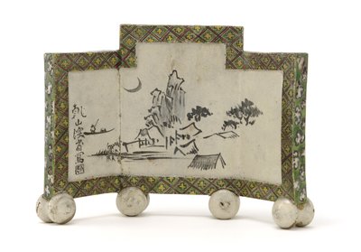 Dağ inziva yeri tasarımlı Kenzan tarzı masa ekranı, Inkstone ekran (kenbyo), 19. yüzyılın sonları (devetüyü kil, demir pigment, şeffaf kurşun sır altında emayeler) by Ogata (style of) Kenzan