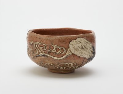 Vinç ve akan su tasarımlı Kenzan tarzı çay kasesi, 19. yüzyıl sonu (kırmızı kil, beyaz astar, şeffaf kurşun sır altında demir pigmenti) by Ogata (style of) Kenzan