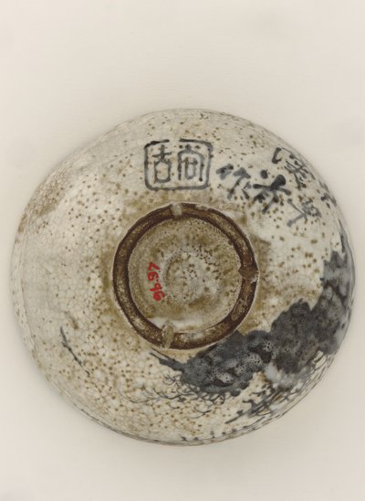 Dağ inziva yeri tasarımlı Kenzan tarzı çay kasesi, 19. yüzyıl sonu (opak sır altında demir pigmentli taş eşya) by Ogata (style of) Kenzan