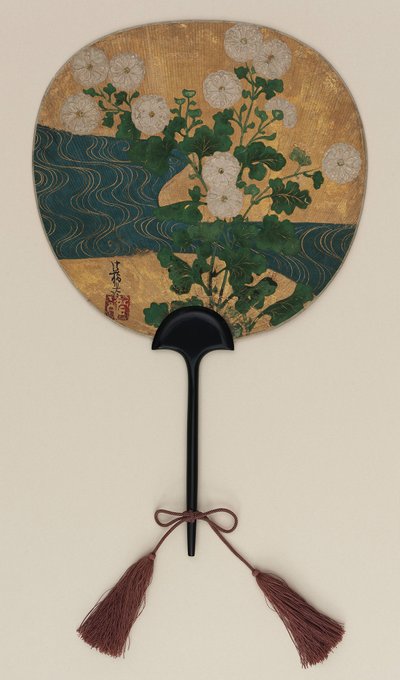 Fan; bir yanda Narihira ve hacı; diğer yanda, krizantemler ve bir dere, Edo dönemi, 17. yüzyıl sonu - 18. yüzyıl başı (kağıt üzerinde mürekkep, renk ve altın) by Ogata Korin