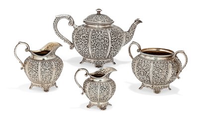 Repousse dört parçalı çay seti, 19. yüzyıl sonu (gümüş) (ayrıca bkz. 996381) by Oomersi Mawji
