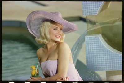 Hope Lange havuz başında fotoğraf çekimi by Orlando Suero