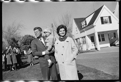 John F. Kennedy, Jackie Kennedy ve kızı Caroline ile by Orlando Suero