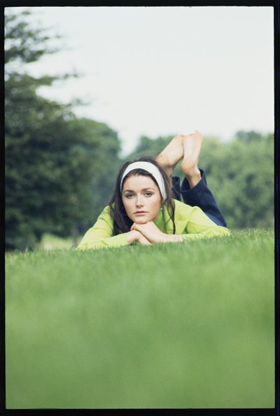 çimenlerin üzerinde Margot Kidder by Orlando Suero