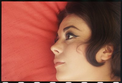 Natalie Wood evde kafası yastıkla by Orlando Suero