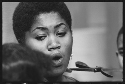 Odetta özel bir televizyon setinde çocuklara şarkı söylüyor by Orlando Suero
