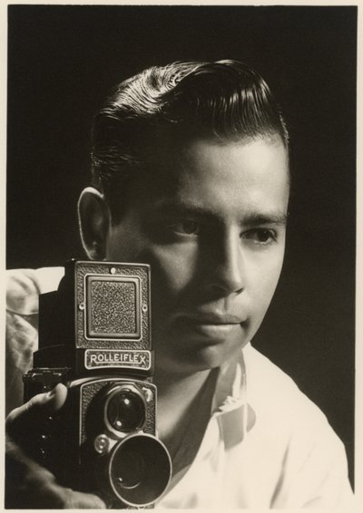Rolleiflex kameralı Orlando Suero portresi, 1954 dolayları (s/b fotoğraf) by Orlando Suero