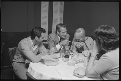 Paul Newman, Mort Sahl ve Joanne Woodward yemekte şakalaşıyor by Orlando Suero