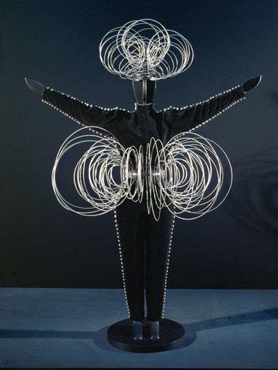 Das Triadische Ballett - Üçlü Bale için heykelcik by Oskar Schlemmer