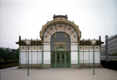 Art Nouveau: Mimar Otto Wagner (1841-1918) (Viyana Secession) 1894-1899 Viyana, Avusturya tarafından yapılan Karlsplatz metro istasyonunun (şimdi kafe) pavyonunun görünümü by Otto Wagner