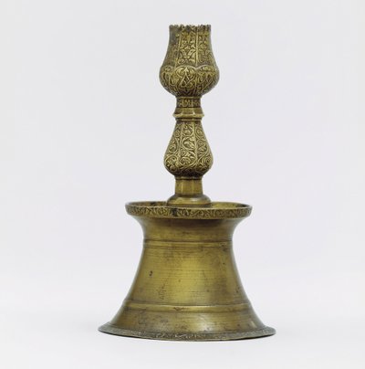 Lale şeklinde yükselen oymalı arabesk süslemeli boyun, Osmanlı pirinç şamdan by Ottoman School